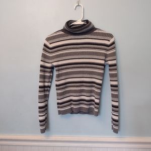 Mixed colored turtleneck!🖤🤍